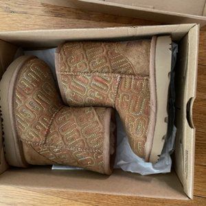 UGG Classic II Graphic Stitch Leather Kids' Short Boot for boy or girl. Size: 7
